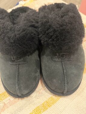 🖤 UGG Black Suede Slippers – Women’s Size 10 – Cozy Shearling